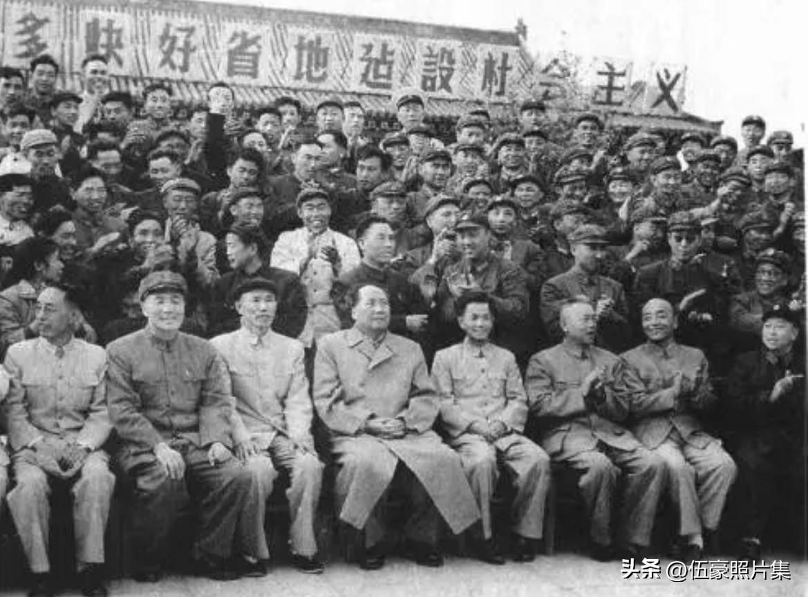 1960年5月4日，毛泽东主席在济南珍珠泉礼堂参观“山东省技术革新、技术革命展览