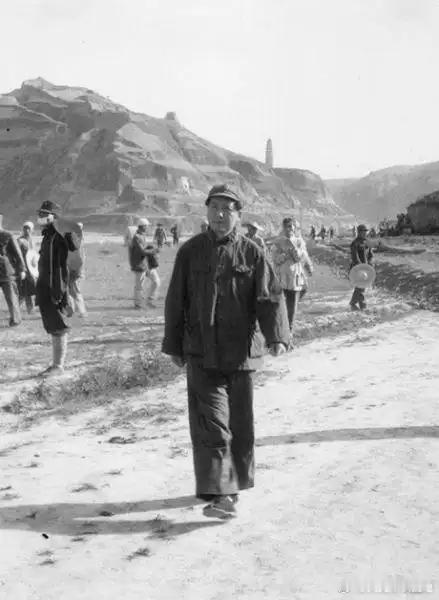 1942 年的陕北，黄土高原被烈日烤得干裂。陕甘宁边区正处在抗战最艰难的关口：日