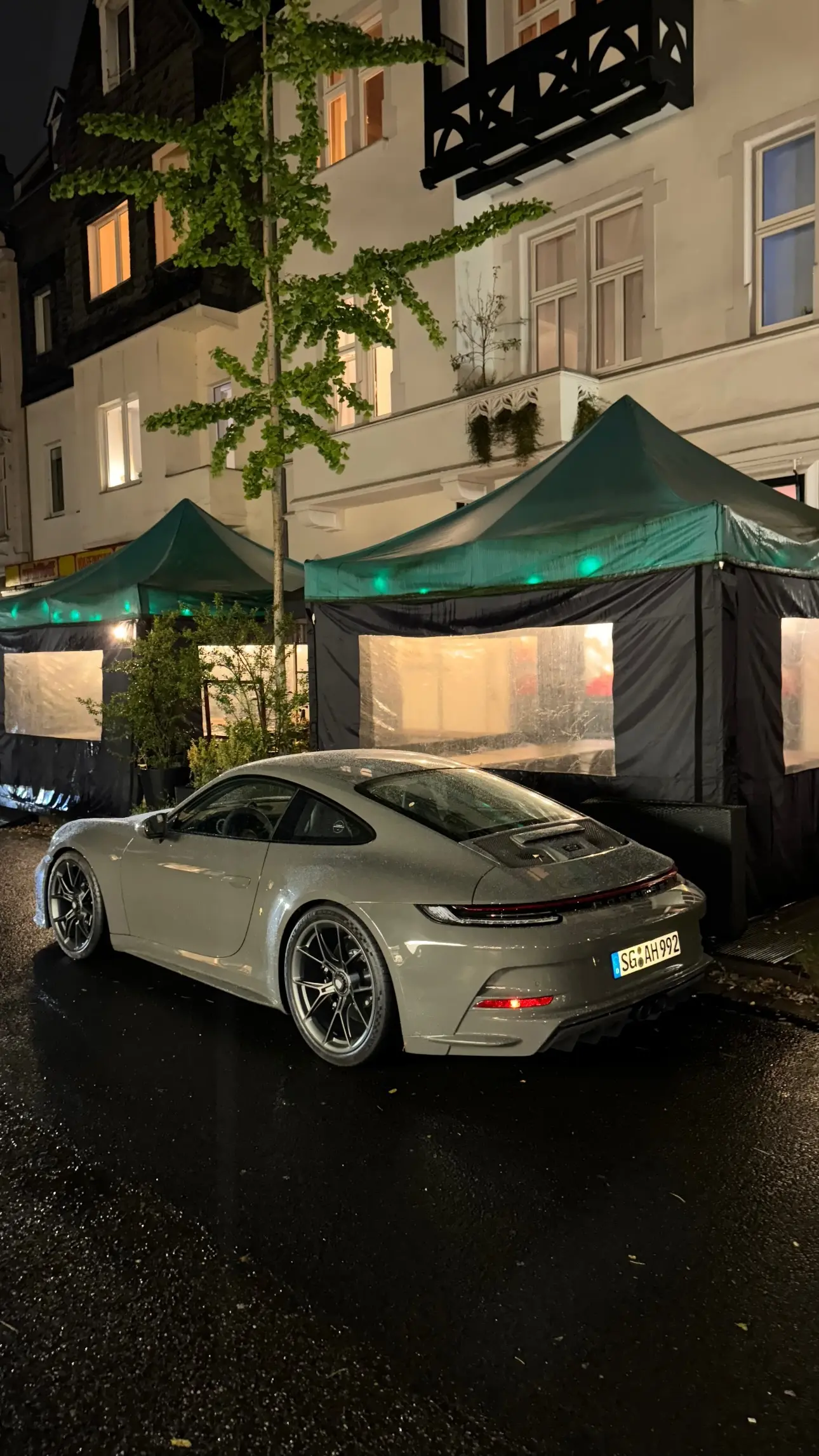 车头前包围和车身一样颜色的保时捷992gt3touring