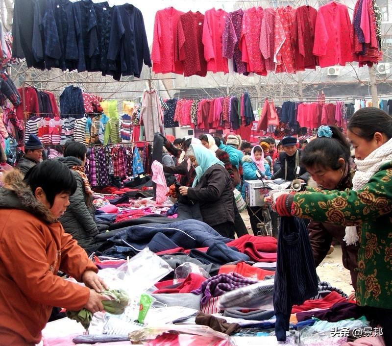 山东农村大集，那可太有烟火气了！一到赶集的日子，老远就能听到热闹的喧嚣声。大集上