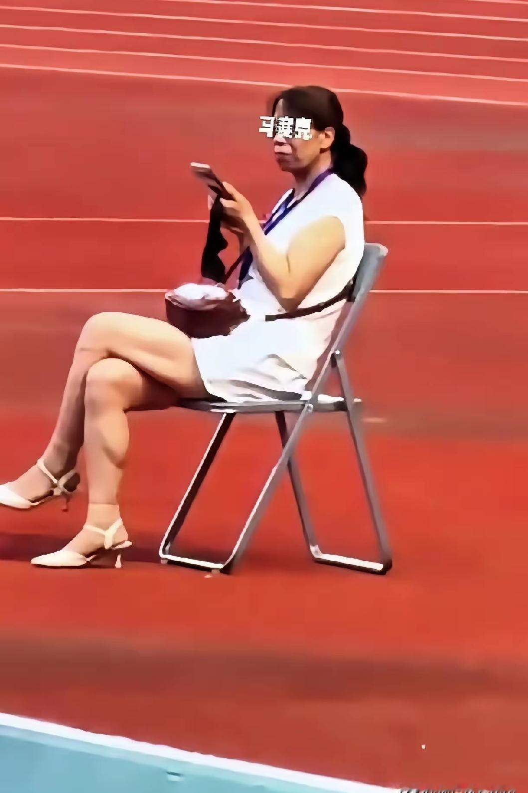 不用为她狡辩！甘肃平凉奏国歌事件的当事女子，不是残疾人，不聋不瞎也不哑，而是实实