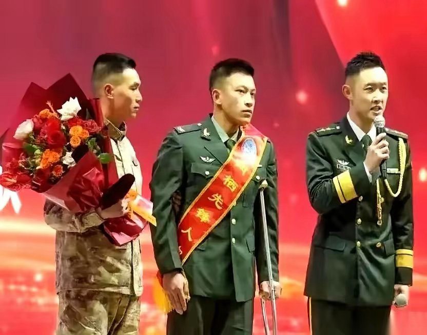 别人硬熬12年青春才能换来的政府安置工作，广西天等县的00后义务兵韦凯俊，入伍仅