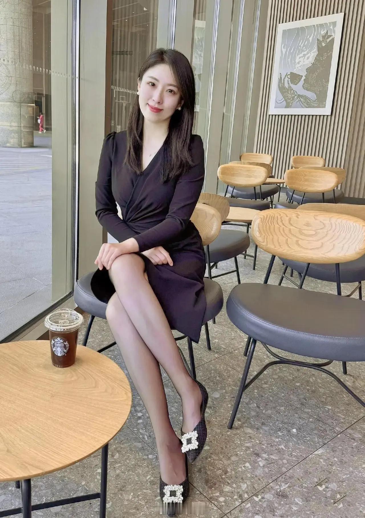 咖啡杯里的温度，是思念的味道女人怎样穿搭，更显气质 什么样子的女人才是最美的 哪