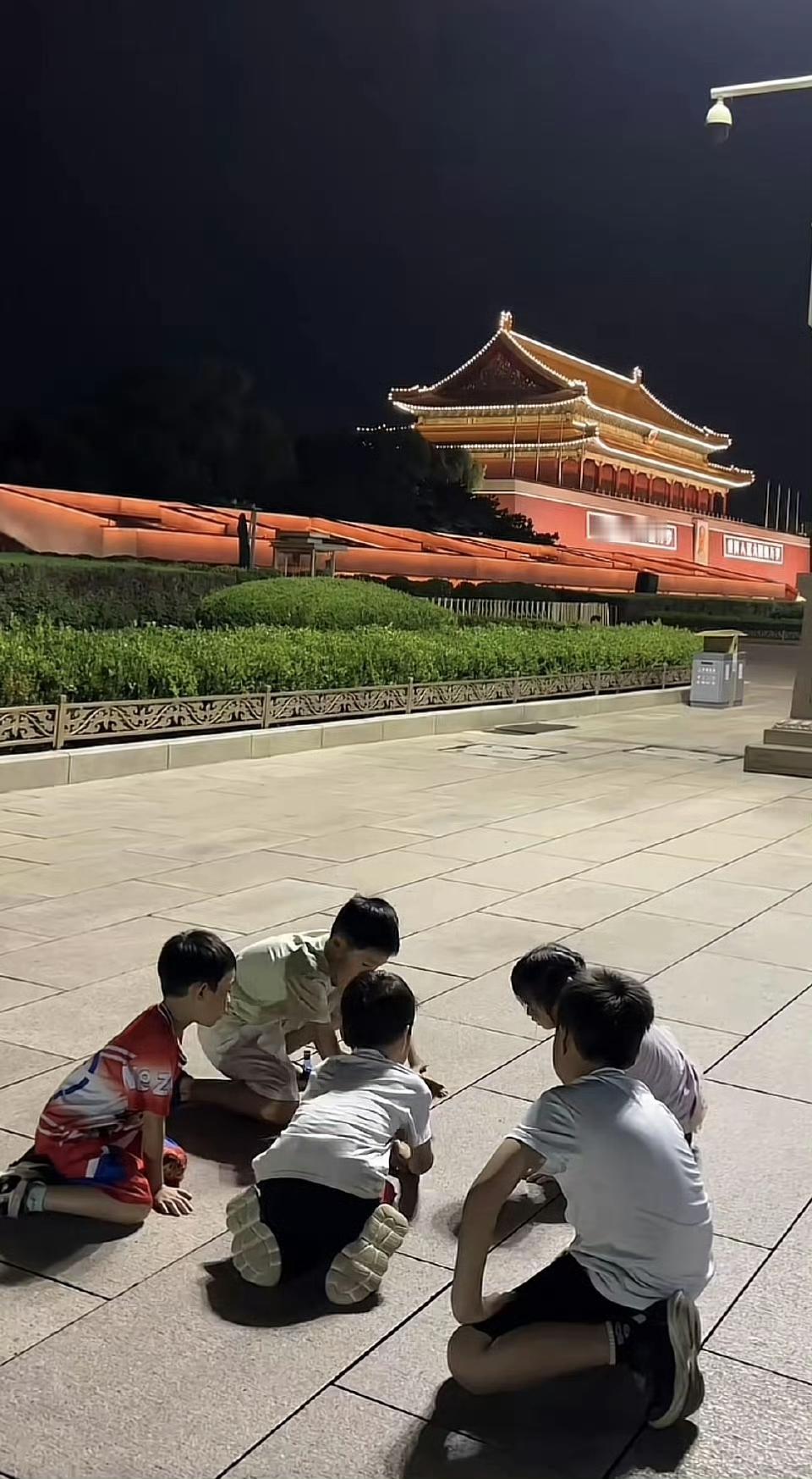 有网友建议，拿这张照片当小学语文教材的封面！