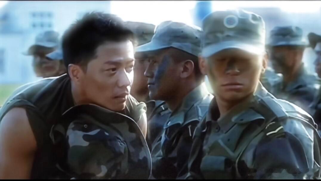 #士兵突击#到底是谁第一个发现恋与许三多小时候看热血澎湃唱军歌玩枪现在一看三多和