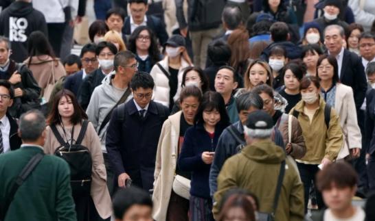 日本年轻人开始变“矮”了。
据日本厚生劳动省数据，如今日本20至30岁年轻人的平