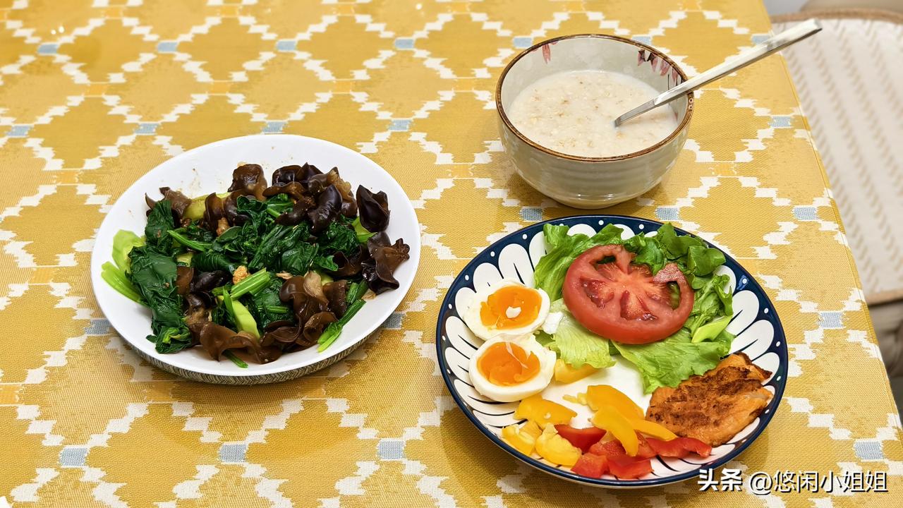 我的早餐。
拌菜，木耳菠菜黄瓜，用炸的鸡蛋酱拌的。
煎鸡胸肉，煮鸡蛋，燕麦片，还