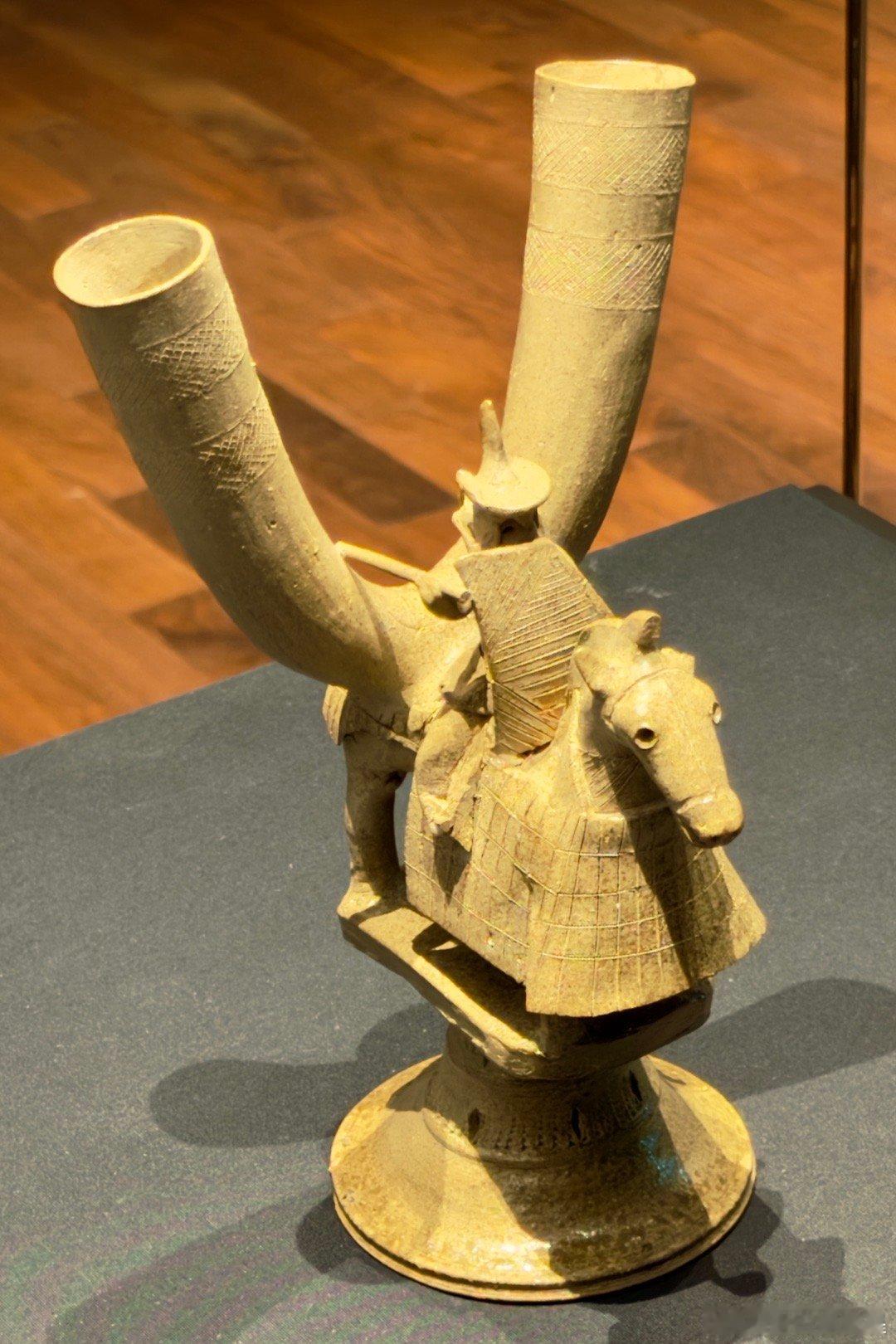 骑马武士角杯，韩国国宝，5世纪伽耶时期作品，国立庆州博物馆藏。这是个高23.2厘