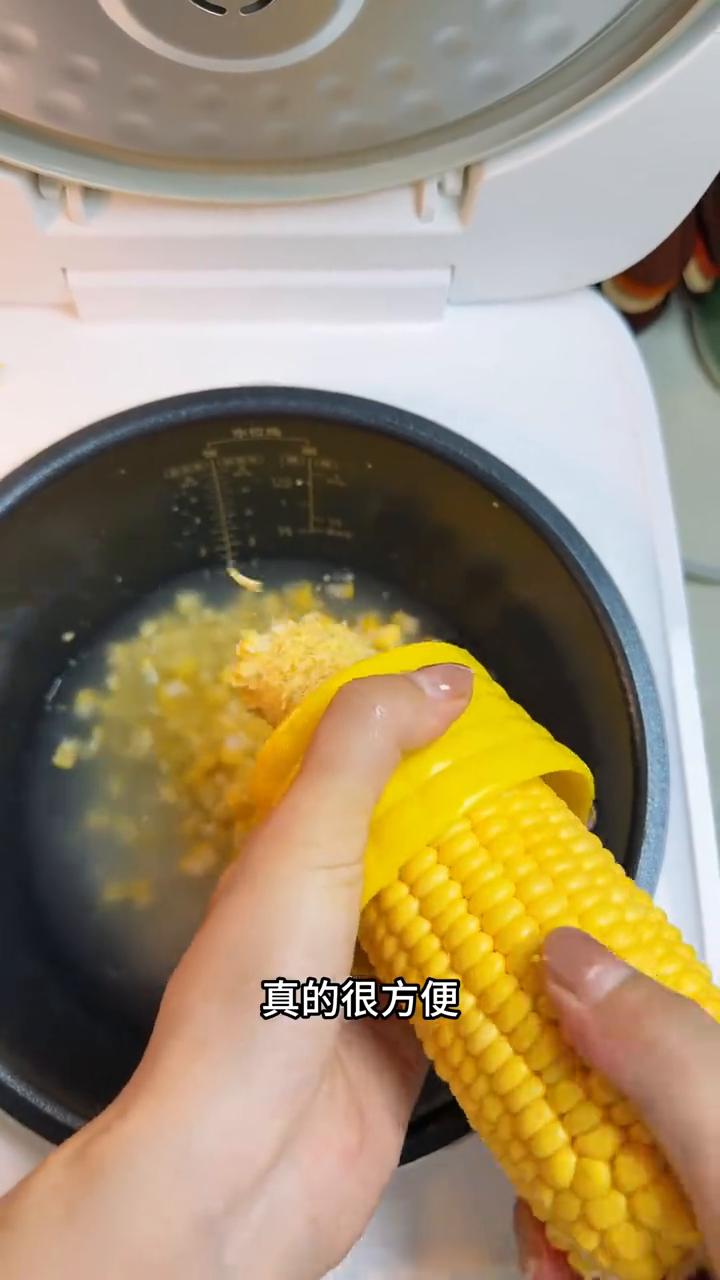 看看打工人下班如何快速吃上饭。
·大米，把刚刚淘好的米倒进去，用剥玉米的神器搓点