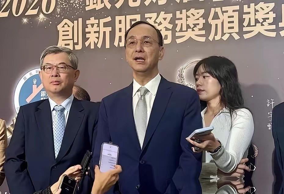 李四川过去领先苏巧慧十几至20%、蒋万安原本民调也超过50%，但如今却双双下滑，