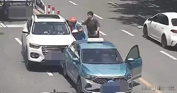 外卖小哥又出手了！
炽热的马路上一辆白色SUV先撞上道路中间的栏杆，又继续前行撞