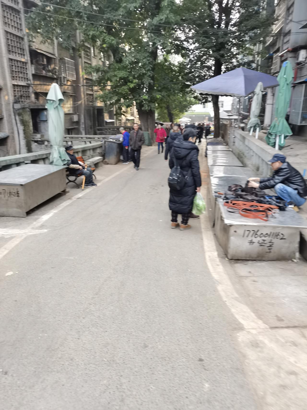 晒图笔记大赛热闹的市场上，在这天已三三两两有人买卖了，几块十几块的生意，维系着人