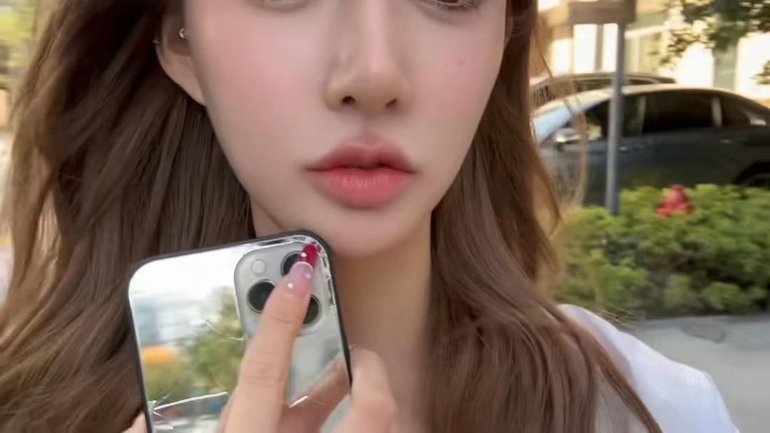 除了手术和医美注射类项目，半永久是让我素颜状态提升特别大的选择。我一直在钻研打造