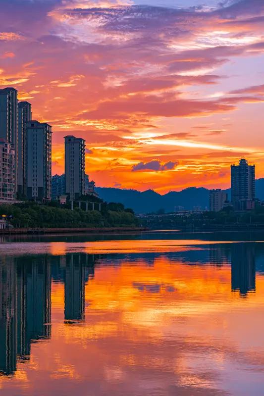 一个城市的灵气在于水。
只要有江河湖海临傍，这个城市便显出不一样的生机。

武汉