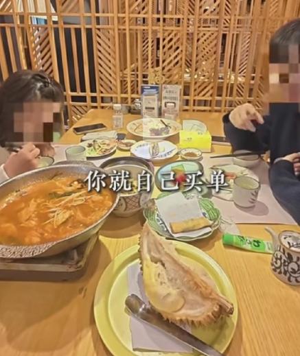 见过不要脸的，
但没见过这么不要脸的！
一男一女在餐厅吃饭，
女服务员不小心把隔