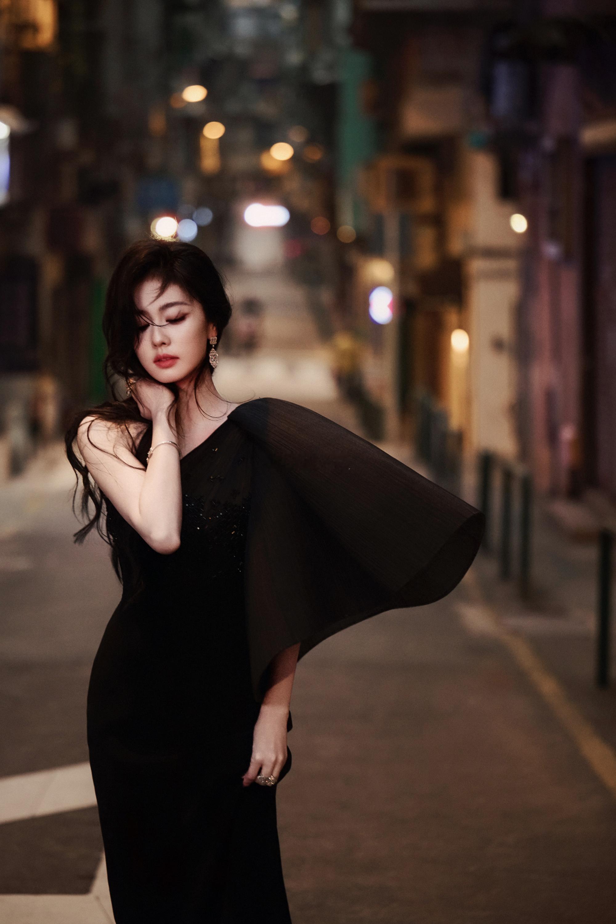 白鹿爱奇艺尖叫之夜首套造型释出，港风美人惊艳全场！一袭黑色斜肩长裙如墨色铺染，珠