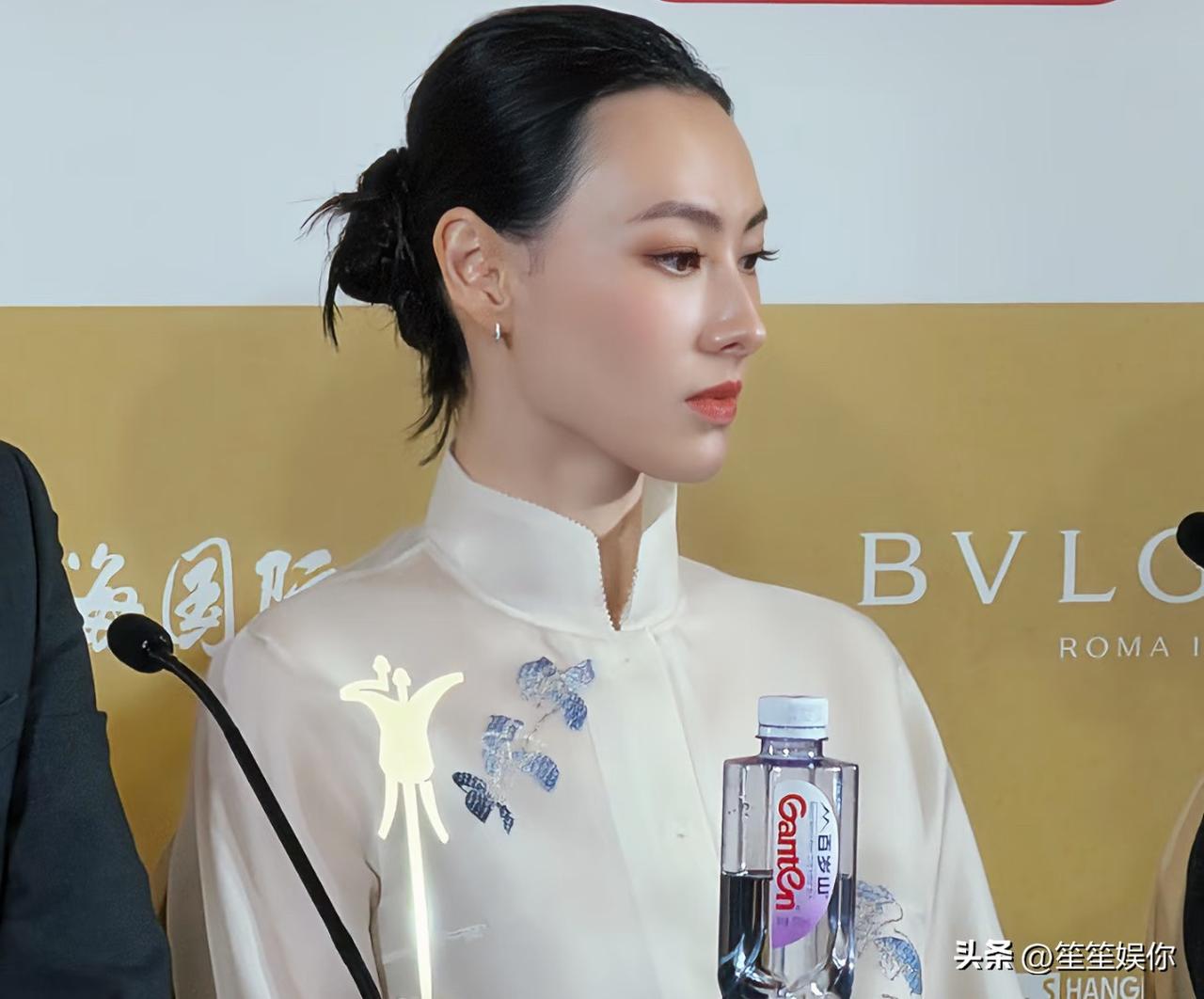 早年梁洛施和李泽楷相伴时，大众总带着偏见看她，彼时主流偏爱柔和甜妹，她锋利立体的