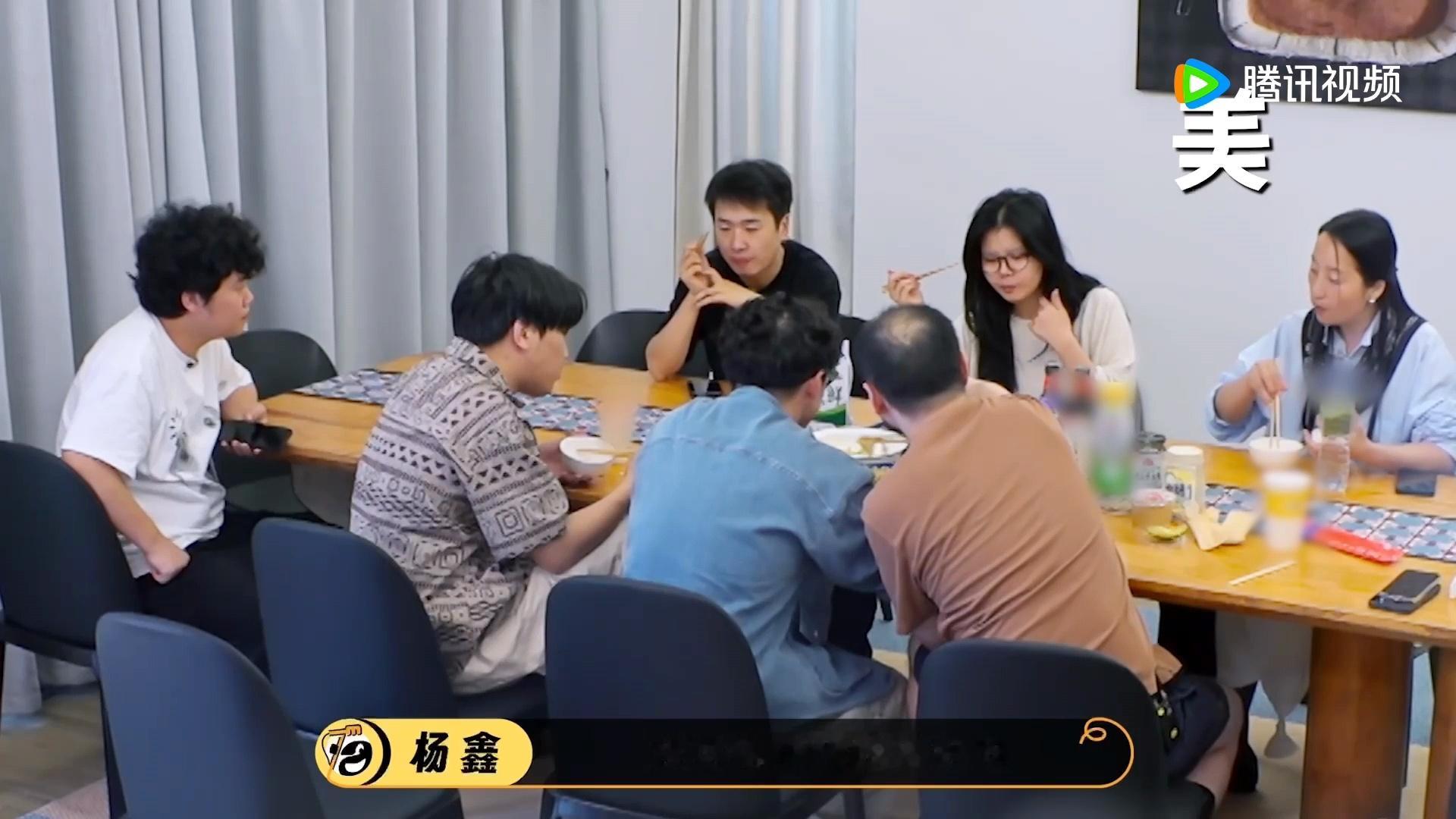 在脱友大王洞看到了最好的群像 大家在一起做饭吃饭，每个人做自己的拿手好菜、分享美