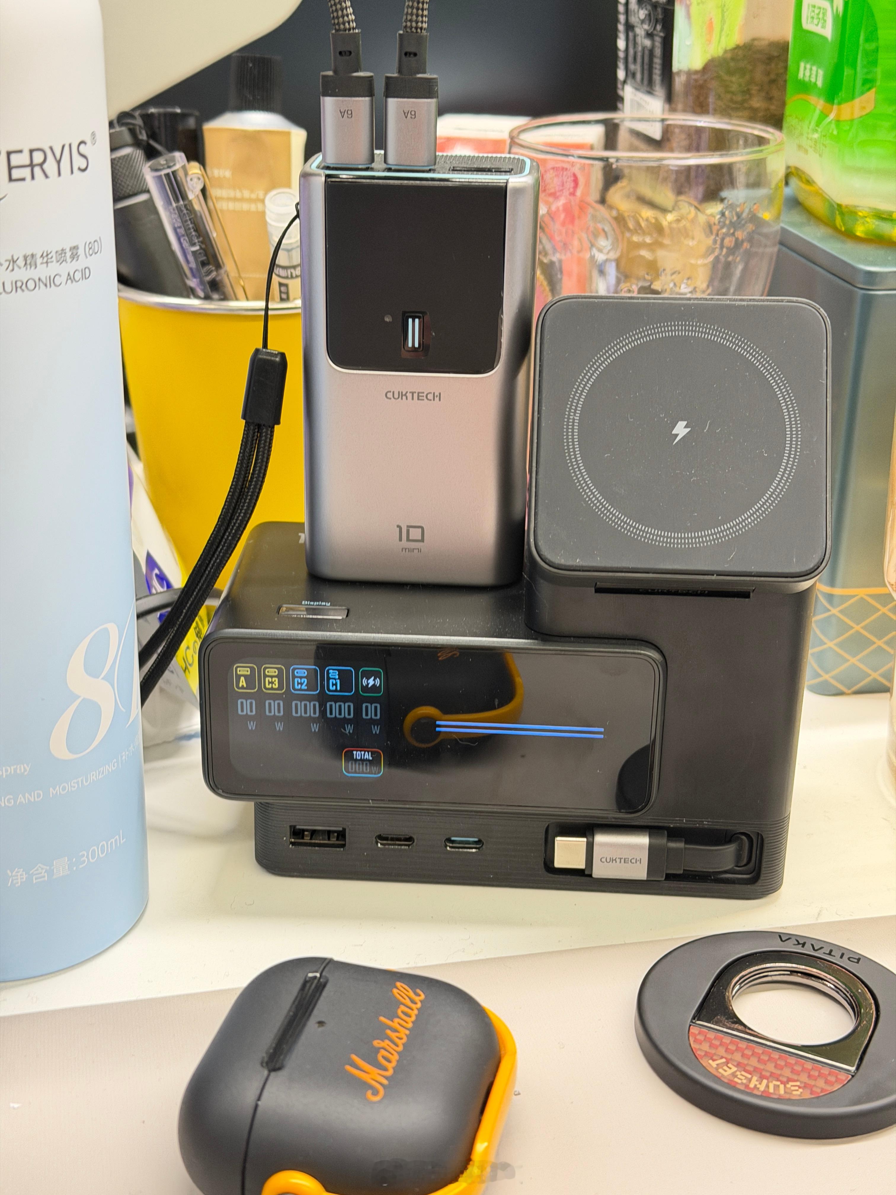 中午在工区逛了一下，发现大部分小伙伴用的都是立式无线充，苹果用户基本是多合一，大