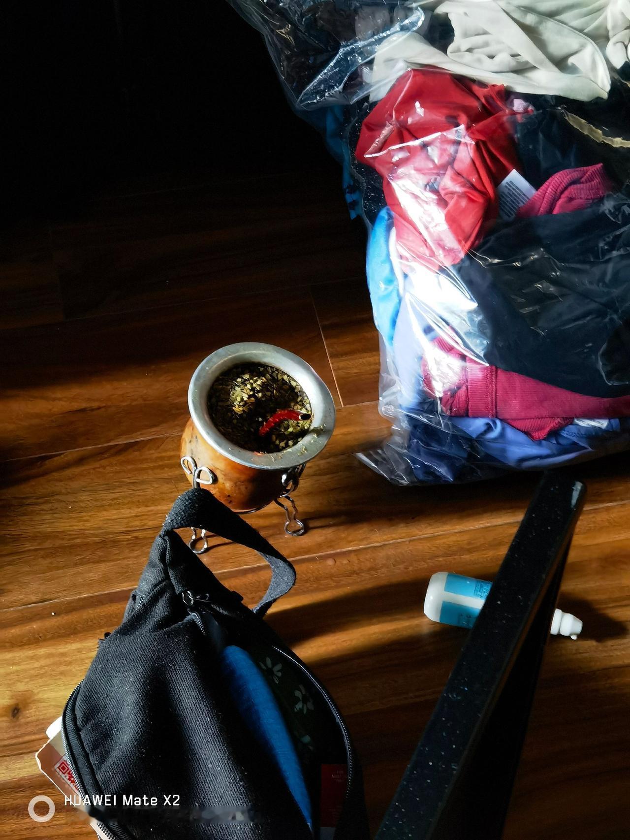 这是啥玩意儿？谁知道？发现一个女老外，大清早的坐地上抽这玩意儿记录生活 摄影日常