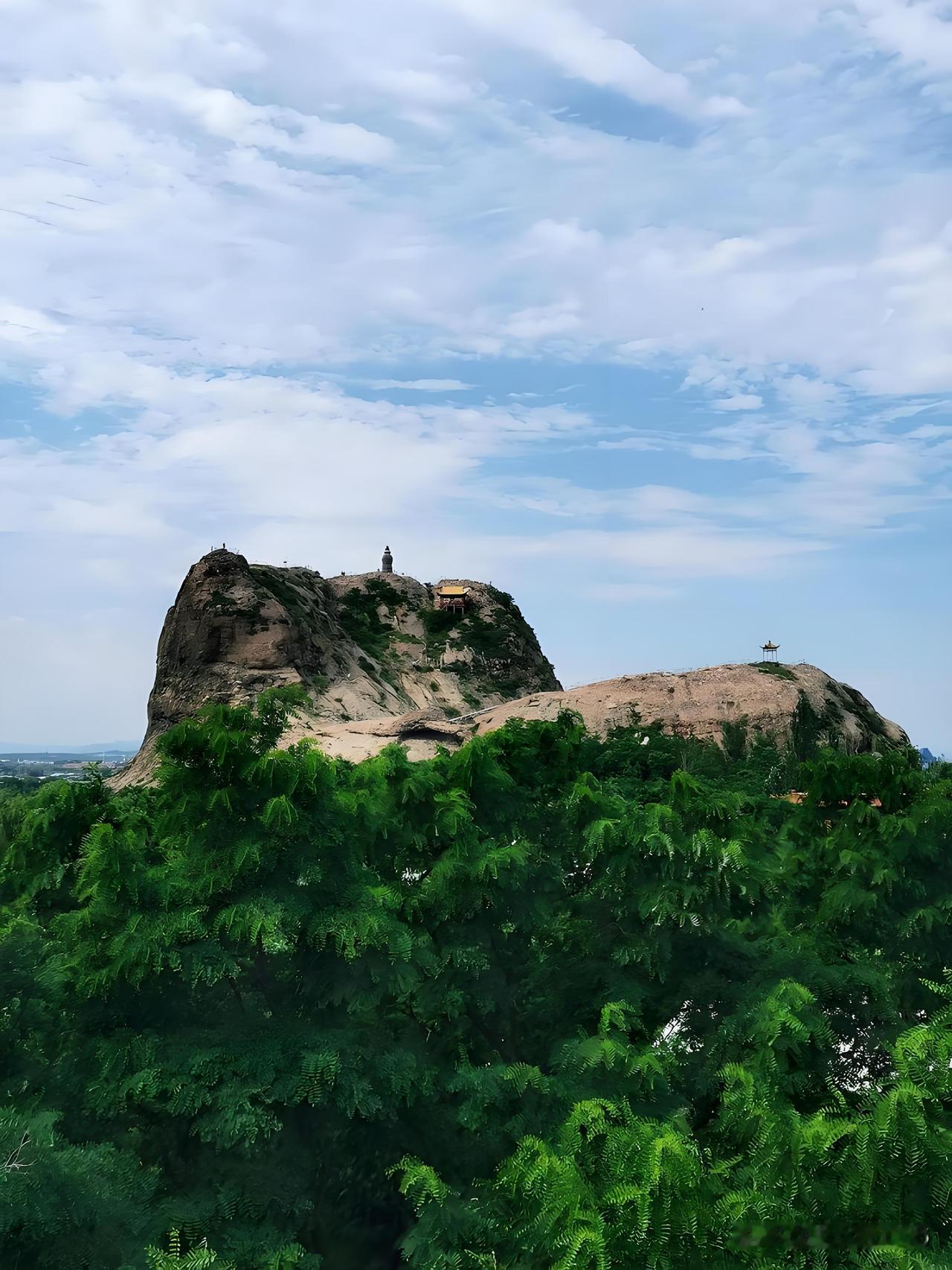 今日辽宁旅游城市推荐:营口市熊岳镇
1、‌望儿山风景旅游区‌
国家4A级景区，主