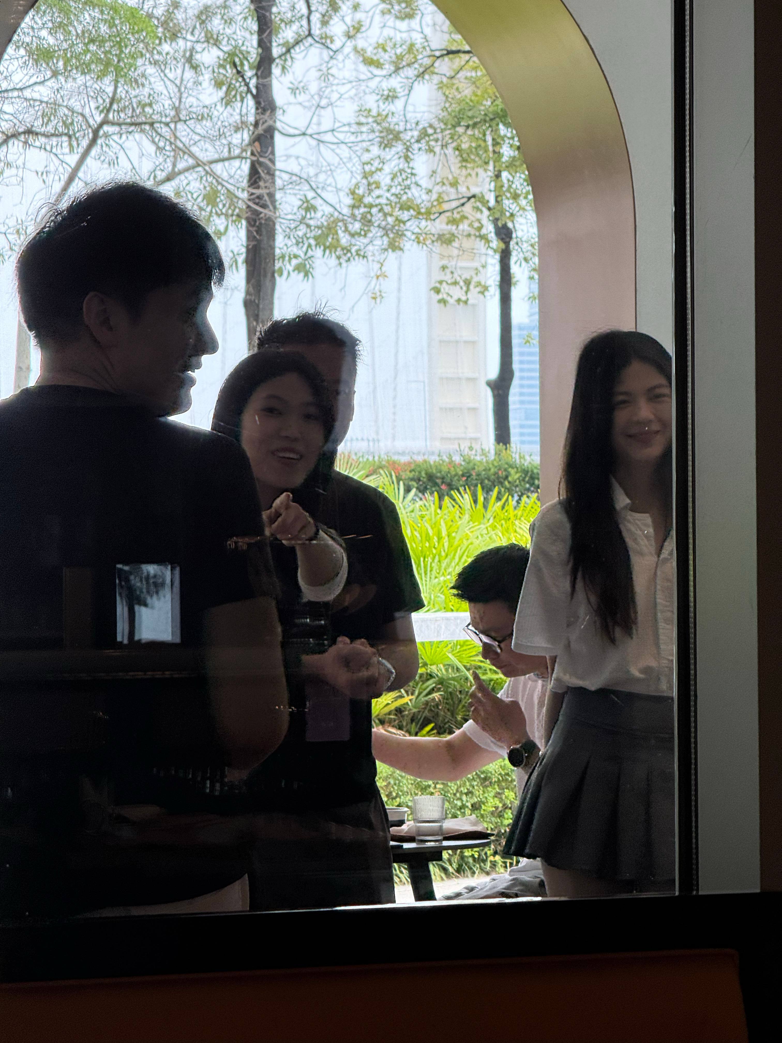 这位媒体老师只和美女合照我求了半天都不理我😭毕竟我可是ZEALER时期就关注这