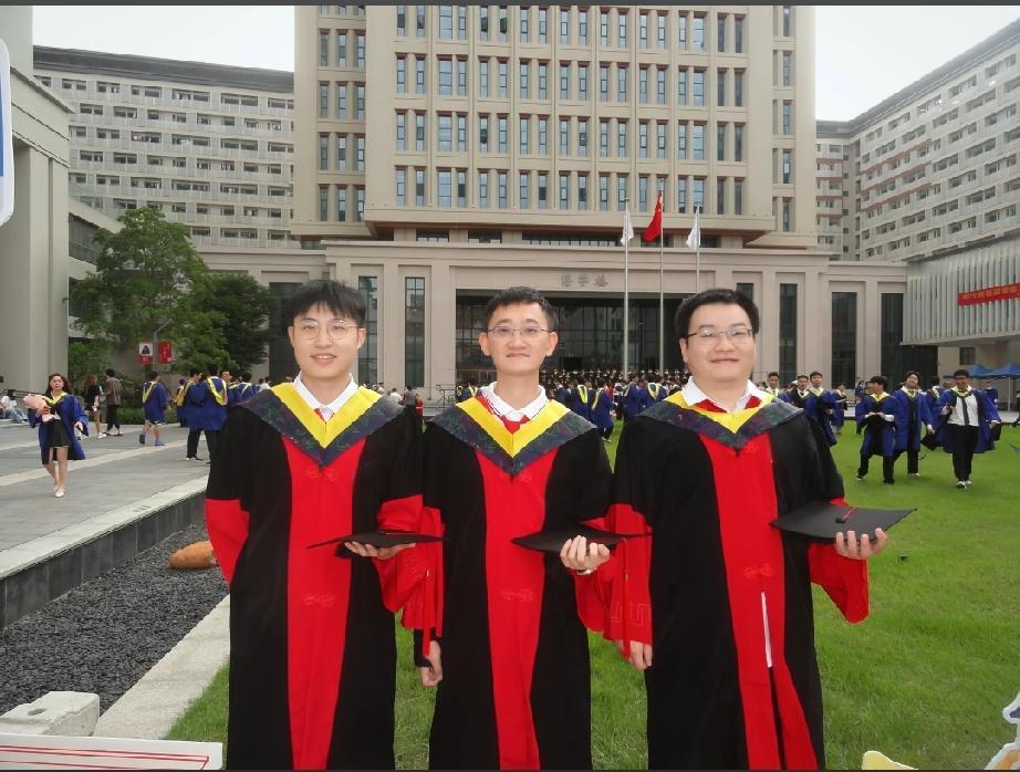 什么是意气风发，什么是壮志凌云
图中就是最好的诠释
黄领红袍加身的时候真是
昔日