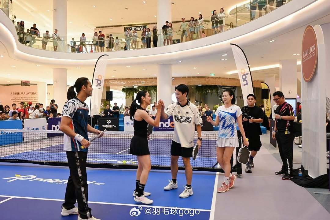 我爱羽球 梦回当年！陈炳顺+吴柳莹亮相匹克球 ​​​