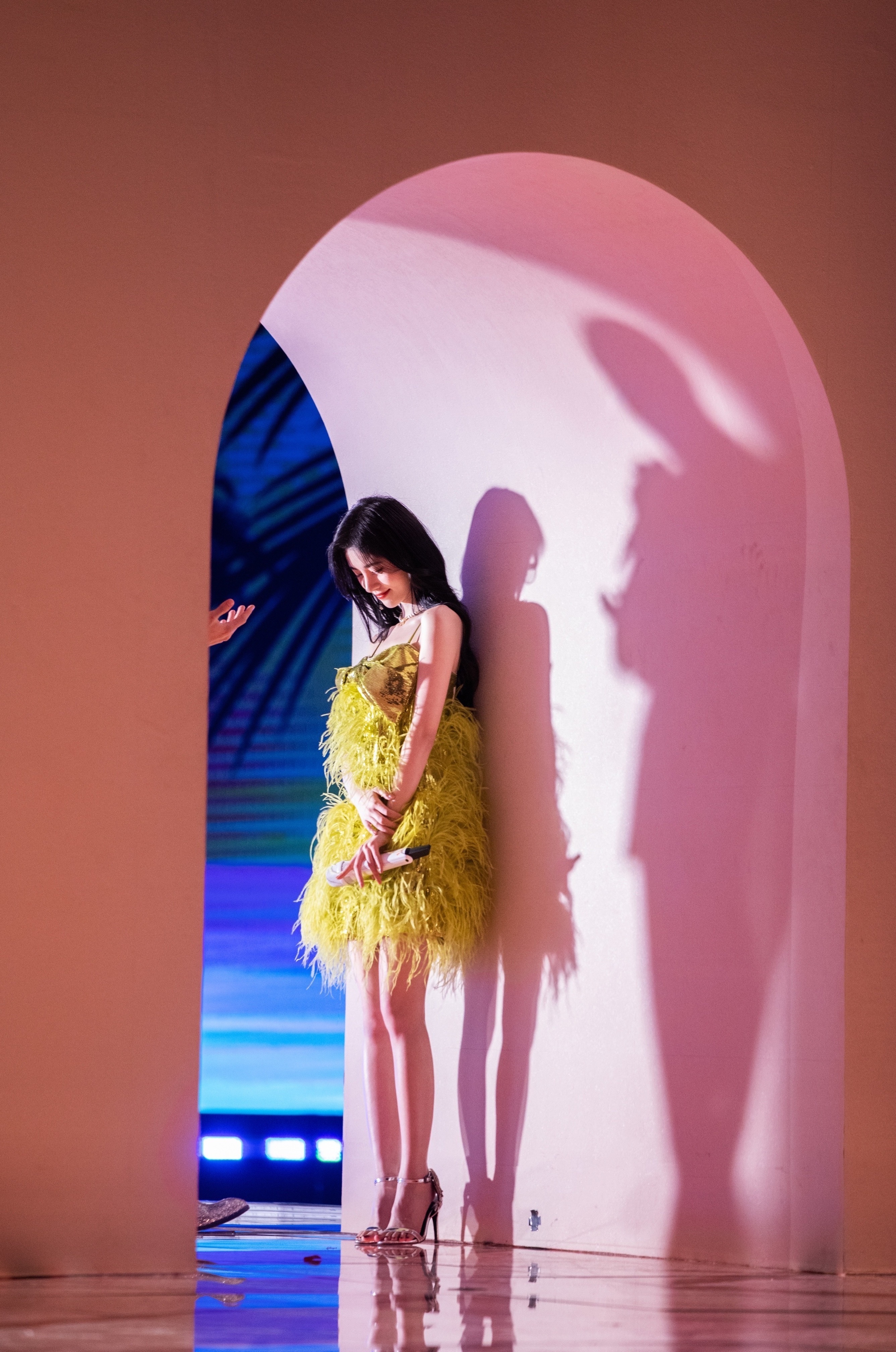 鞠婧祎的细高跟足弓美爆了 