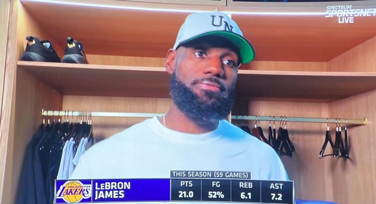 “呃……这一切远在你踏上球场之前就开始了。显然，当比赛进行时，爆米花已经爆好，灯