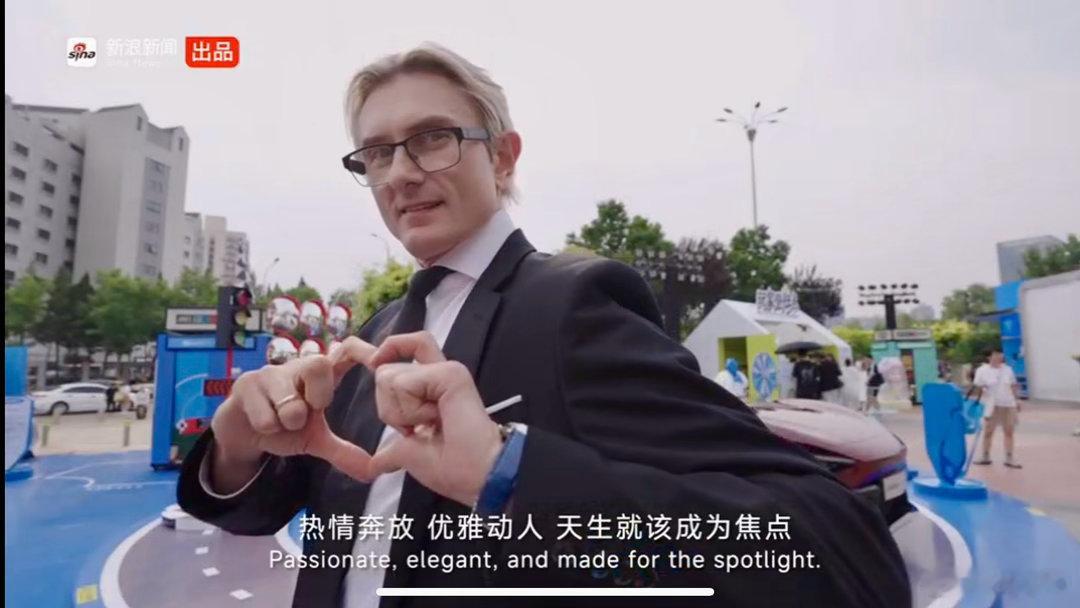 九头身裁判把雷军进行曲具象化了 彻底沦陷世界体育舞蹈联合会九头身裁判谢尔盖，优雅