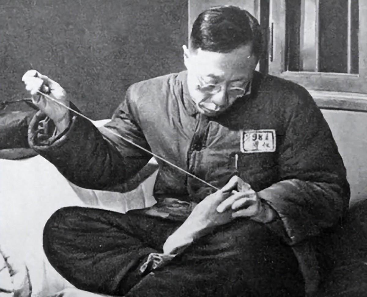 贺龙探访溥仪管理所时，溥仪坦言：如今的生活比曾经当皇帝还要更自在与舒适吗？
19