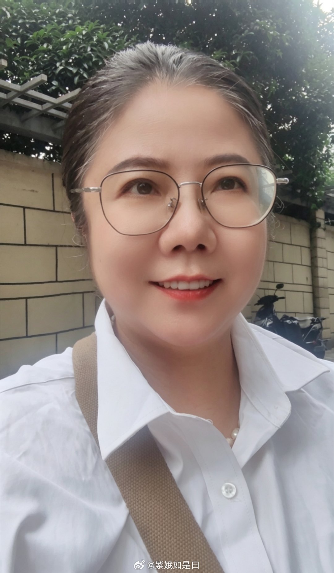 下午是去国社拍证照。选了精拍。给化妆，给捣拾头发的那种。还给用发际线膏膏遮了白发