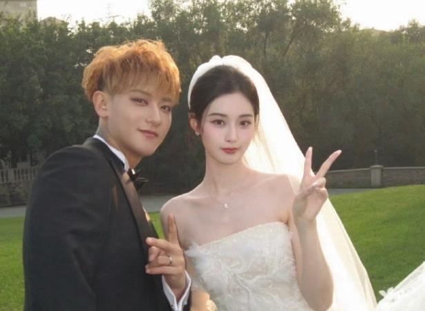 黄子韬和徐艺洋偏离轨道太远了
俩人的结婚典礼都是全程直播，整个氛围网红风很重，内