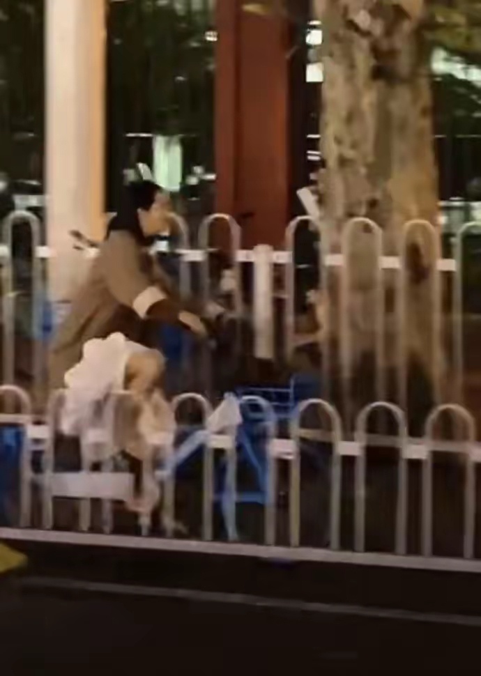 袁湘琴接娃路上小插曲为及时到二中接孩子，袁湘琴骑车逆行赶路，着急模样尽显对孩子的