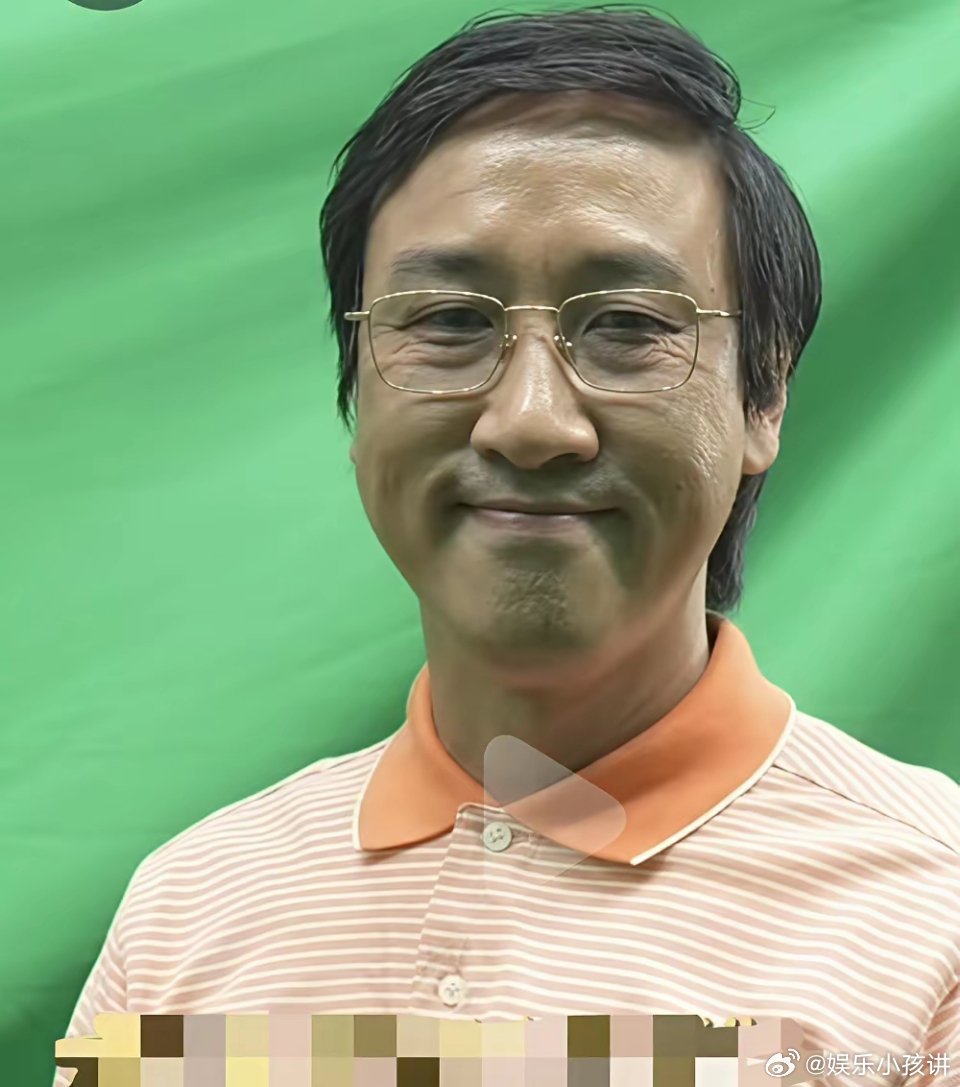 不愧是星爷的御用配角，冯勉恒在《功夫女足》里又一次把斯文败类的角色演的炉火纯青。