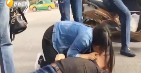 西安一女孩跪地抢救晕倒老人，老人不幸离世，谁料4天后，女孩发现对方家属全城拉横幅