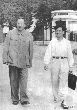 1961年，毛泽东与张仙朋在庐山。