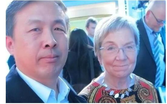 “晚一秒就万劫不复！中国该立刻向美国低头，交出发展权才能保命！”很多人现在再回头