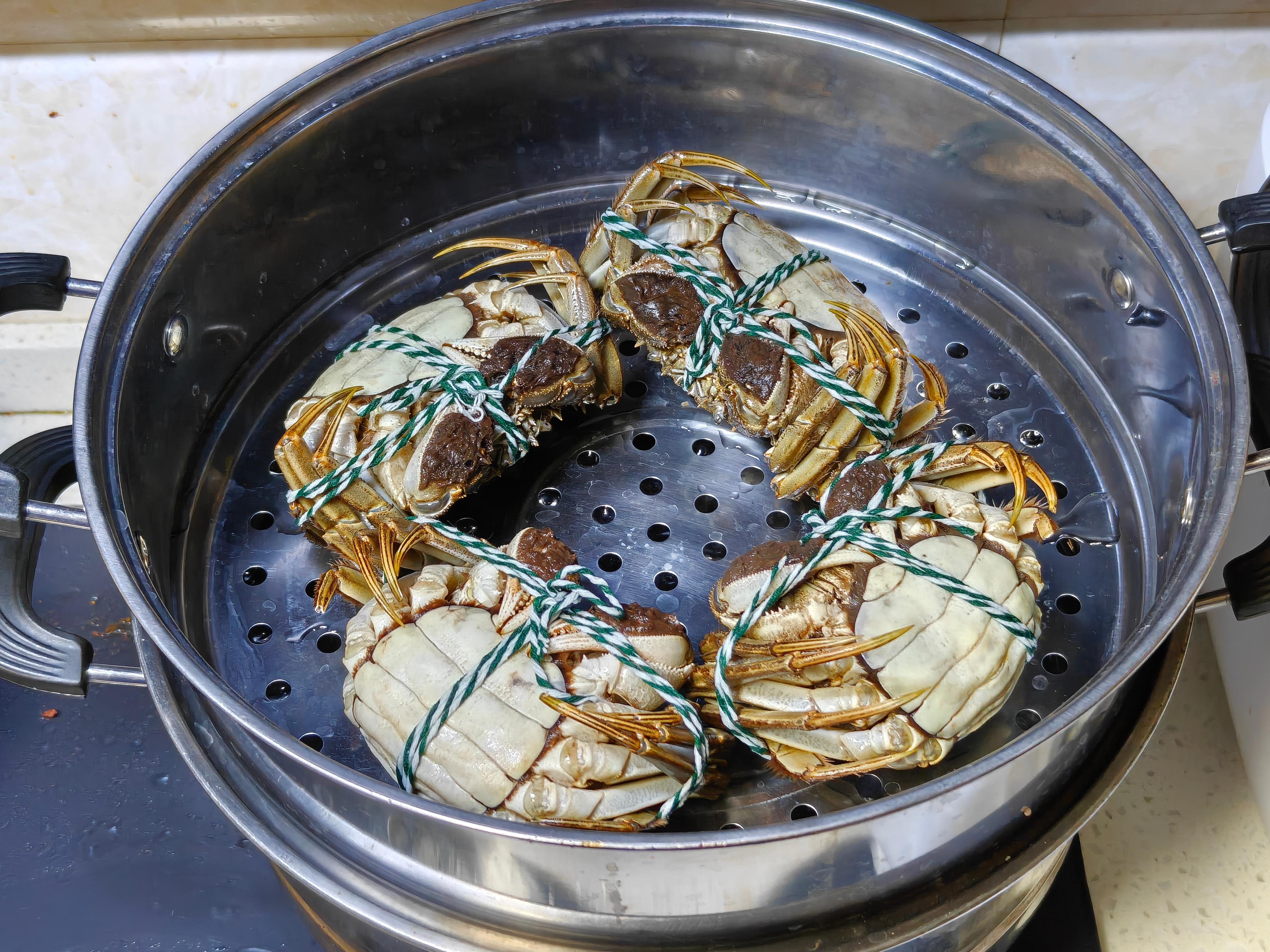 这个季节是吃螃蟹的好时候～去楼下超市买了 4 只母蟹，和亮嫂一人两只，猜猜看这 