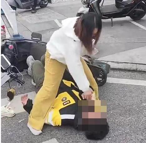 “喝酒前她是重庆人，喝完酒重庆都是她的！”重庆，一女子醉酒后，追着狂殴外卖小哥，
