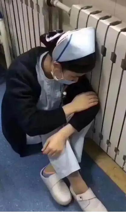 "钱我出，你必须进去！"广西玉林，一护士在给3岁患儿输液时，只因动作慢了半拍，被