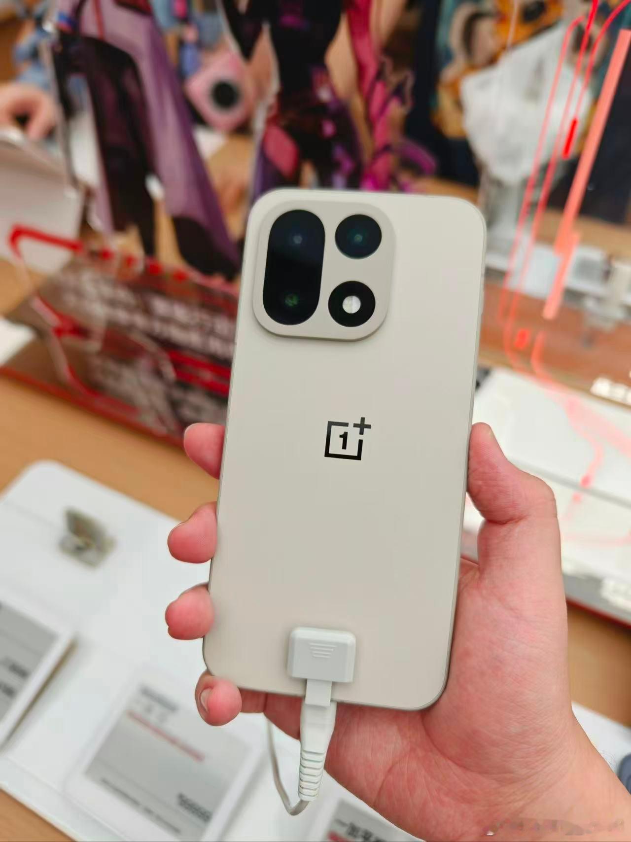 感觉一加的外观比OPPO好看啊 ​​​