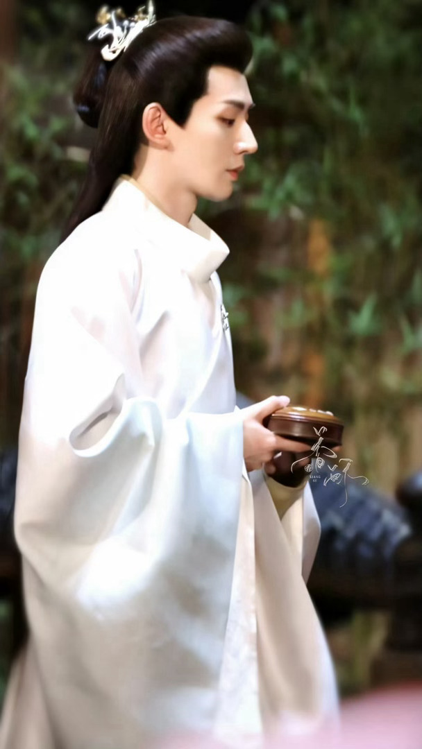 郑适[超话]  你不是突然出现的，是我在心里预演了很多遍​​​