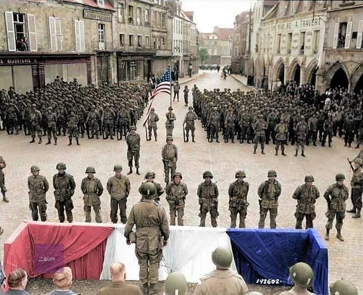 1944年6月20日，美国第101空降师的奖章颁奖仪式在法国卡朗坦共和...