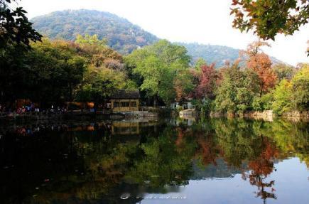 【天平山】苏州天平山有“天平红枫甲天下”之誉，其以怪石、红枫、清泉并称“天平三绝