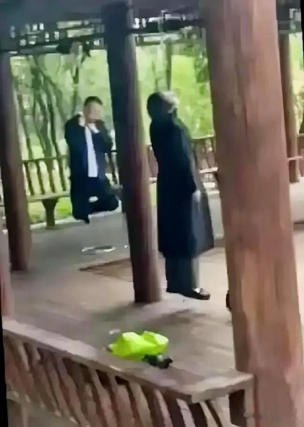 无论如何，这样的悲剧都是不能忍受的。母子俩满怀希望的相约来到人间，却又以如此惨烈
