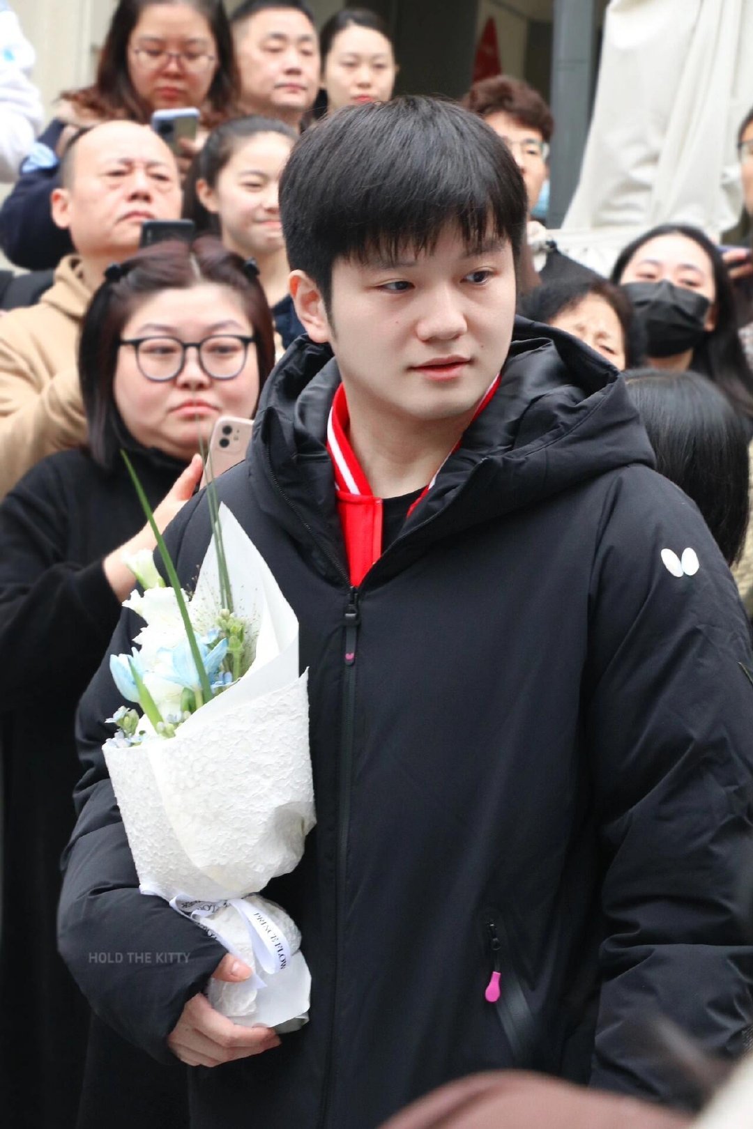 太羡慕了，樊振东白的像在人群中单独开了美颜一样  [哇] ​​​