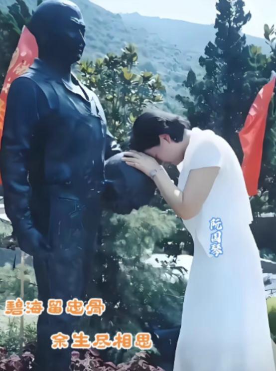 2003年，王伟烈士妻子阮国琴在丈夫铜像前久久不愿起身，泪流满面，至今未改嫁，后