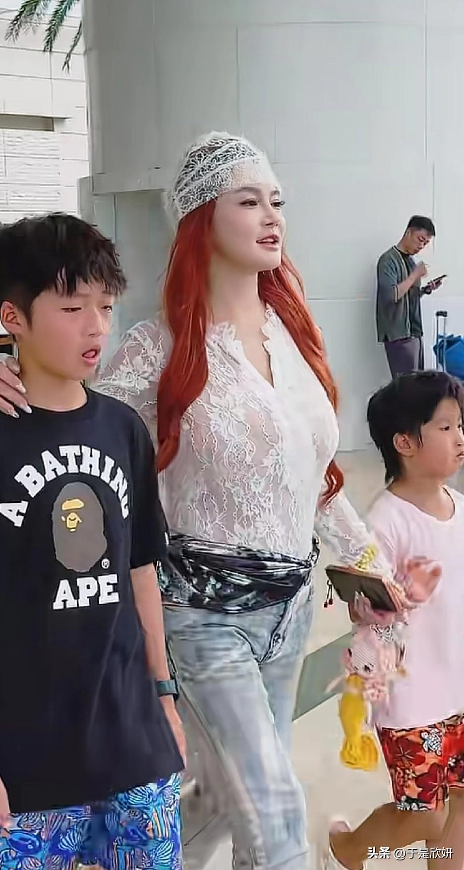 冉莹颖带娃出行太敢穿！透视蕾丝装引争议，儿子表情成最大亮点
 
近日，邹市明妻子